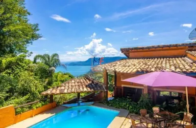 Excelente imóvel em são pedro, ilhabela, 348 m² a.c., 1.977 m² a.t., 6 suítes, casa principal, chalés independentes. (ref 20.676)