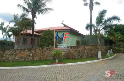 Excelente casa em cond. fechado em Piracaia/SP, com 650 m² a.u., 3 dormitórios (3 suítes), sala, lareira, cozinha, 4 vagas, lazer. Aceita proposta e permuta (REF 22.327)