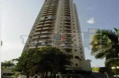 Apto amplo, 4 suites, varanda com churrasqueira e 2 suites de empregado.