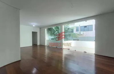 Linda sobreposta alta, ampla, com 3 dormitórios, sendo 1 suíte, a duas quadras da praia no bairro do embaré em santos/sp.