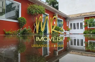 Sala com banheiro, no coração da pelinca, para atendimentos com agendamento.