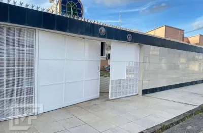 Casa  com  três quartos(uma suíte), garagem 6 carros,  pitanguinha