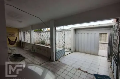 Casa nascente com três quartos, quintal, terreno 10x25, eldorado - feitosa