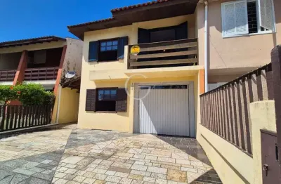 Sobrado próximo ao mar com 03 dormitórios- balneário leblon