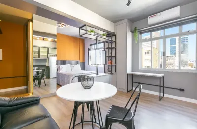Studio decorado para locação no centro de curitiba, até 2 pessoas, 35m²