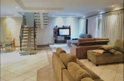 Sobrado em ótima localização, bairro totalmente residencial, próximo ao clube de campo guapira, 4 suítes, 6 vagas