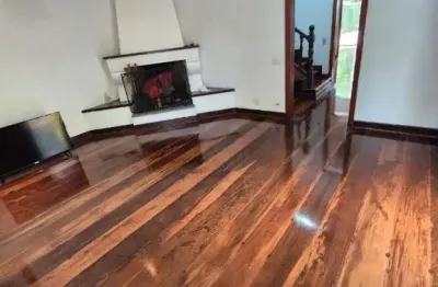 Sobrado para Venda na Vila Albertina, local privilegiado, próximo ao Canil da Polícia Militar, 3 suítes, 8 vagas e lazer com piscina.