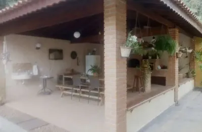 O terreno tem por volta de 1.100 m. o imóvel por volta de 250 m, não sei ao certo com o passar dos anos foram feitas ampliações. no andar superior tem