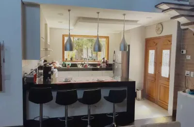 Linda casa em condomínio fechado, serra da cantareira, 3 suítes, 7 vagas de garagem, área de lazer com piscina, quadra, salão de jogos e churrasqueira