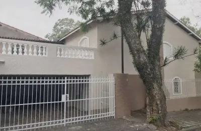Casa à venda, jardim floresta, ótima localização próximo ao hpm hospital da polícia militar, são 4 dormitórios sendo 1 suite e 4 vagas de garagem.