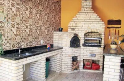 Sobrado residencial à venda, apenas à 1 minuto do metrô parada inglesa, 3 dormitórios(1 suíte) e 6 vagas de garagem