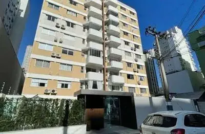 Sofisticação e espaço em cobertura plana com 04 suítes e 02 vagas a 435m do mar
