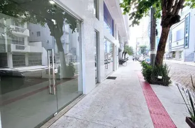 Ampla sala comercial com mezanino, lavabo e 01 vaga no ed. horus centro de balneário camboriú