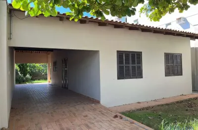 Casa versátil na praia brava com 03 dormitórios sendo 01 suíte e vaga de garagem para 03 carros – residencial ou comercial
