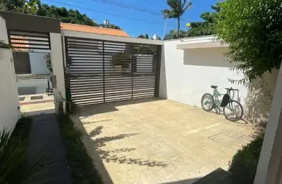 Casa triplex mobiliada com 03 suítes garagem para 02 carros e bicicletário na praia brava