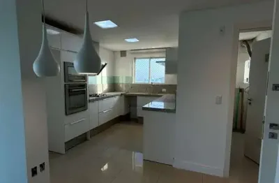 Aconchegante apartamento para locação na barra norte com 03 dormitórios suites, lavabo, 02 vagas de garagem e completa área de lazer e vista mar