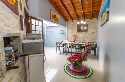 Sobrado triplex em condomínio à venda, com 4 quartos sendo 2 suítes, no bairro xaxim, curitiba/pr.