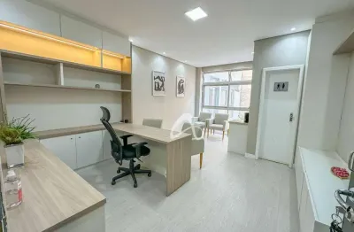 Sala comercial reformada e planejada à venda – andar alto – centro de curitiba/pr.