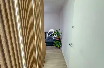 Apartamento semimobiliado no Boqueirão com 2 dormitórios e sacada com churrasqueira