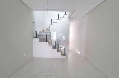 Sobrado com 3 dormitorios sendo 1 suite com 2 vagas de garagem a venda no Jardim Tres Marias.