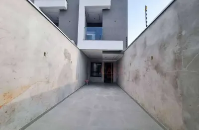 Sobrado a venda em São Miguel com 2 suítes e 2 vagas de garagem.