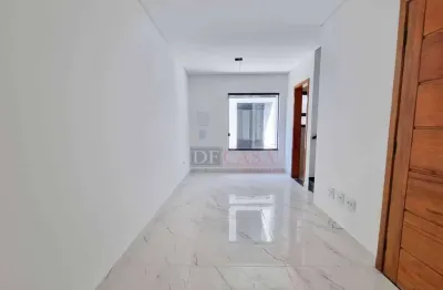 Sobrado em condomínio a venda na Guilhermina com 2 dormitórios e 1 vaga de garagem.