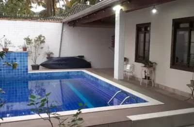 Linda casa de esquina no canto do forte! com 3 dormitórios e uma enorme piscina