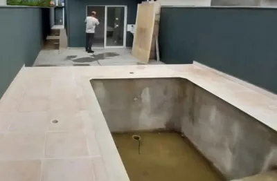 Sobrado no bairro golfinhos com escritura definitiva, aceita financiamento em rua asfaltada bem localizada com piscina casa nova à 10 minutos do centro da cidade