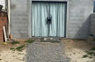 Casa com 2 quartos bairro pereque mirim, aceita 130mil de entrada mais parcelas mensais diretamente com proprietário tudo formalizado pela imobiliária , rua ótima sem saida apenas moradores local
