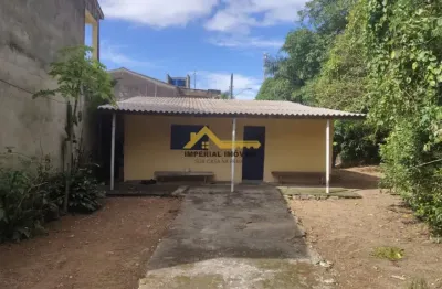 Casa com 2 quartos sendo 1 suite + 1 banheiro social lote inteiro, casa pertinho da pista com duas entradas para duas ruas em boa localização