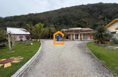 Chácara com 45.127m² sobre ela está construído uma casa com 3 quartos (1 suíte), piscina e 2 chalés independentes da casa, no bairro gravatá de penha