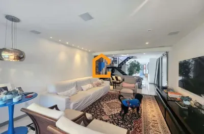 Cobertura duplex (lâmina) decorada por arquiteto, com 350 m² de área construída, localizada à uma quadra da praia.