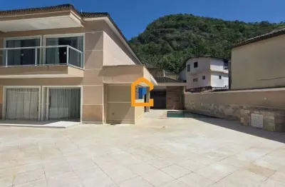 Casa À Venda de Alto Padrão com Vista Indevassável para Área de Preservação em Vargem Grande-RJ