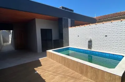 Casa com piscina a 600 metros da praia de itanhaém, com sensação de interior