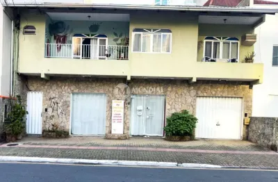 Casa diferenciada na quadra do mar , centro, balneário camboriú - sc
