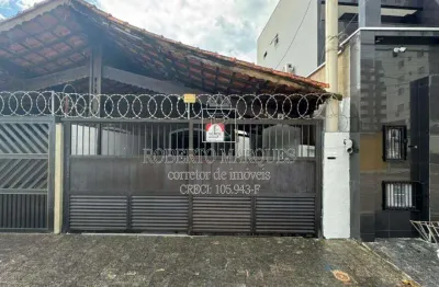 Casa em Praia Grande terrea, em otimo local, no bairro da Guilhermina, local excelente para moradia, 03 dormitorios sendo 01 suite, quintal aos fundos, comodos bem distribuidos, 02 vagas de garagens, 