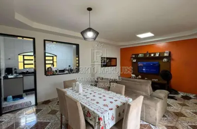 Espaçosa Casa Isolada à Venda no Tupi, Praia Grande - 2 Quartos e 3 Vagas