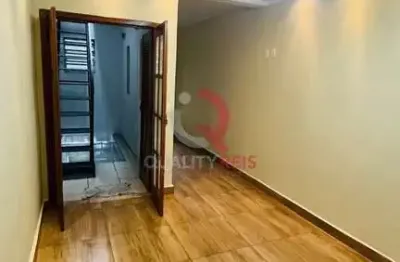 Excelente sobrado, possui 2 dormitórios (1 suíte), closet, sala, cozinha, 3 banheiros, área de serviço, churrasqueira . o imóvel fica próximo de comércios, farmácias, hospitais. agende uma visita!