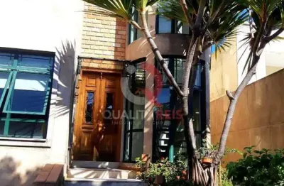 Excelente sobrado à venda na vila paiva! 4 dormitórios, 8 vagas de garagem, 6 banheiros, 377m², terreno possui 10 x 32, frentr aos fundos, lazer com piscina, ótima localização.