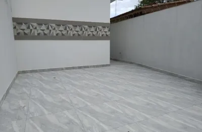 Jardim real, casa nova 2 dormitórios sendo 1 suite, garagem, 79 mts do mar