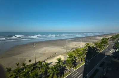 Localizado na desejada vila caiçara, a apenas poucos passos da praia!