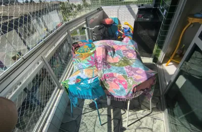 Apartamento de 2 quartos sendo 1 deles suíte, prédio de frente para o mar, com vista para a praia na vila caiçara