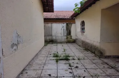 Vila mirim casa isolada 2 dorms c/ edicula próximo ao mar.
