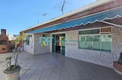 Cobertura ampla, 236m², 6 dormitórios, 3 banheiros sociais.