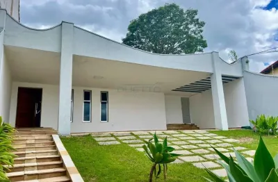 Casa térrea de 04 dormitórios, sendo 02 suítes, à locação no alto ipiranga, mogi das cruzes - sp