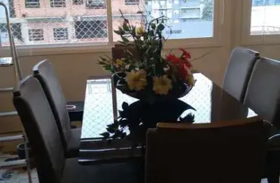 Apto com 2 quartos, sendo 1 suíte, mobiliado ,em frente a praça , andar alto com vista mar