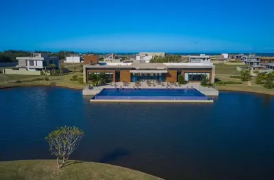 Terreno com 300 m², pronto para construir, condomínio fechado, 1 quadra do mar, em capão