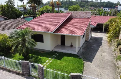 Casa de alvenaria com lage inclinada no bairro humaitá de cima em tubarão.