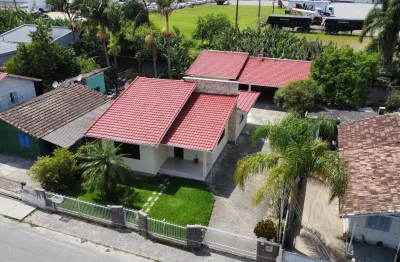 Casa de alvenaria com lage inclinada no bairro Humaitá de cima em Tubarão.