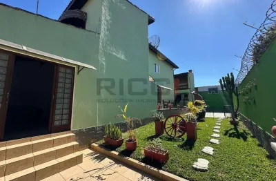 Sobrado completo com 3 dormitórios - área gourmet e amplo jardim